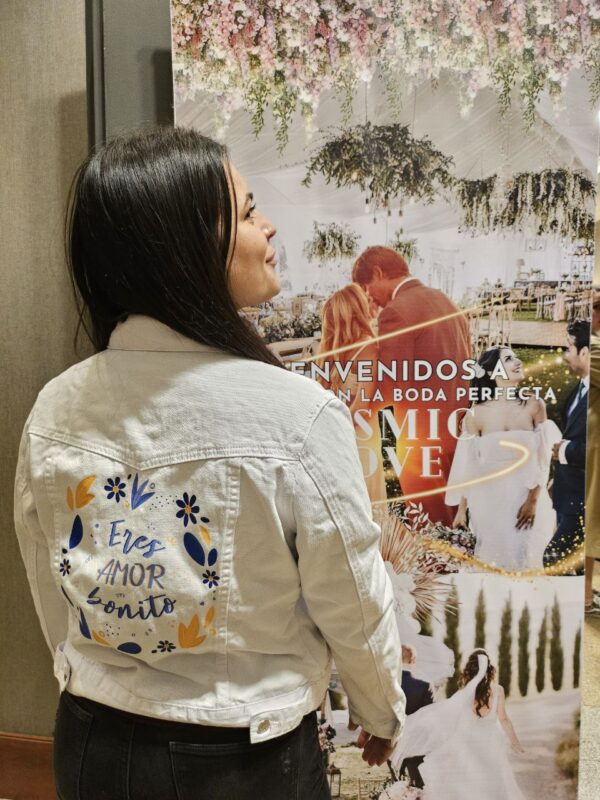 Cazadora con frase Eres amor bonito